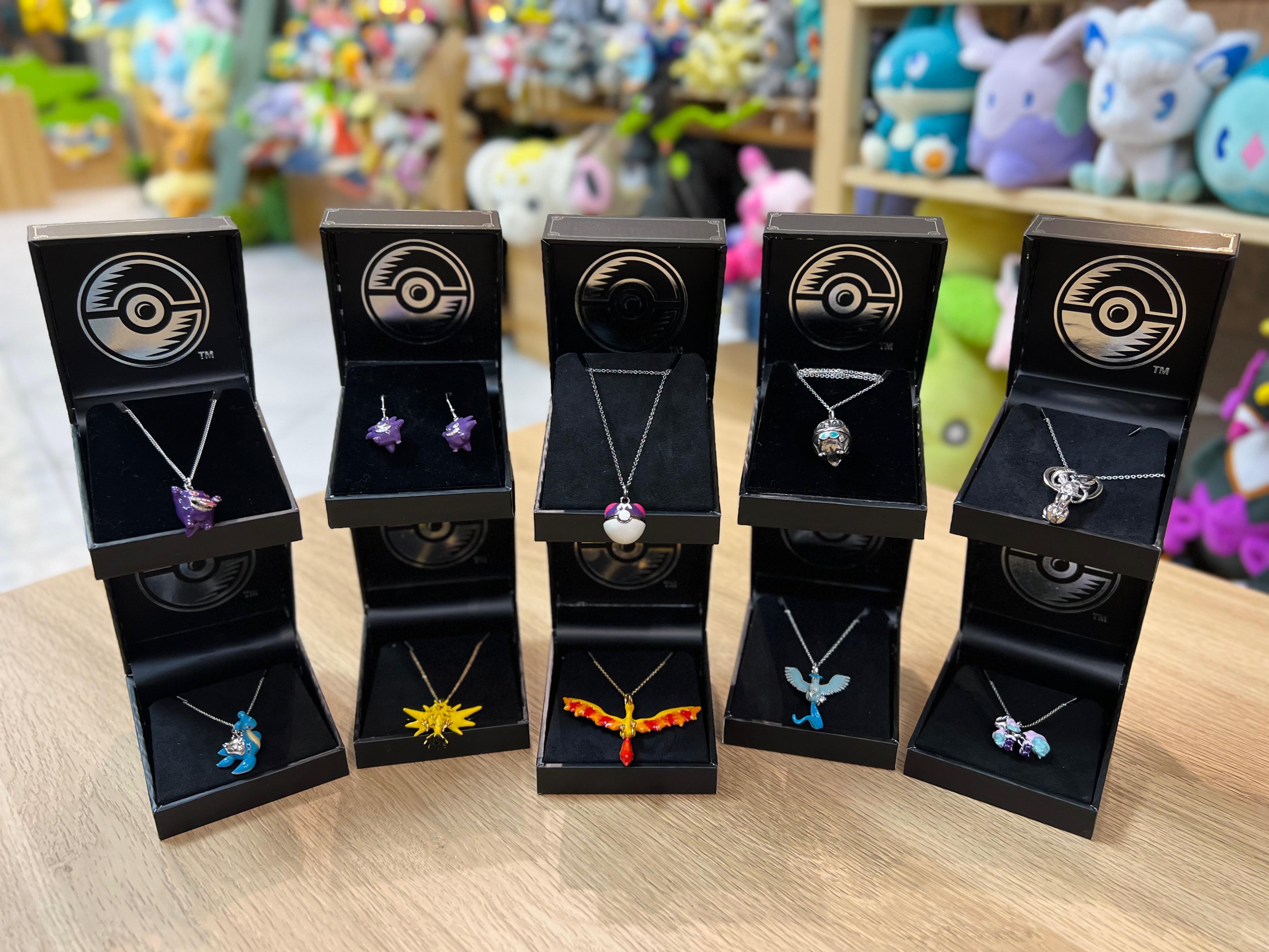 Collares Pokémon oficiales en cajas de presentación negras