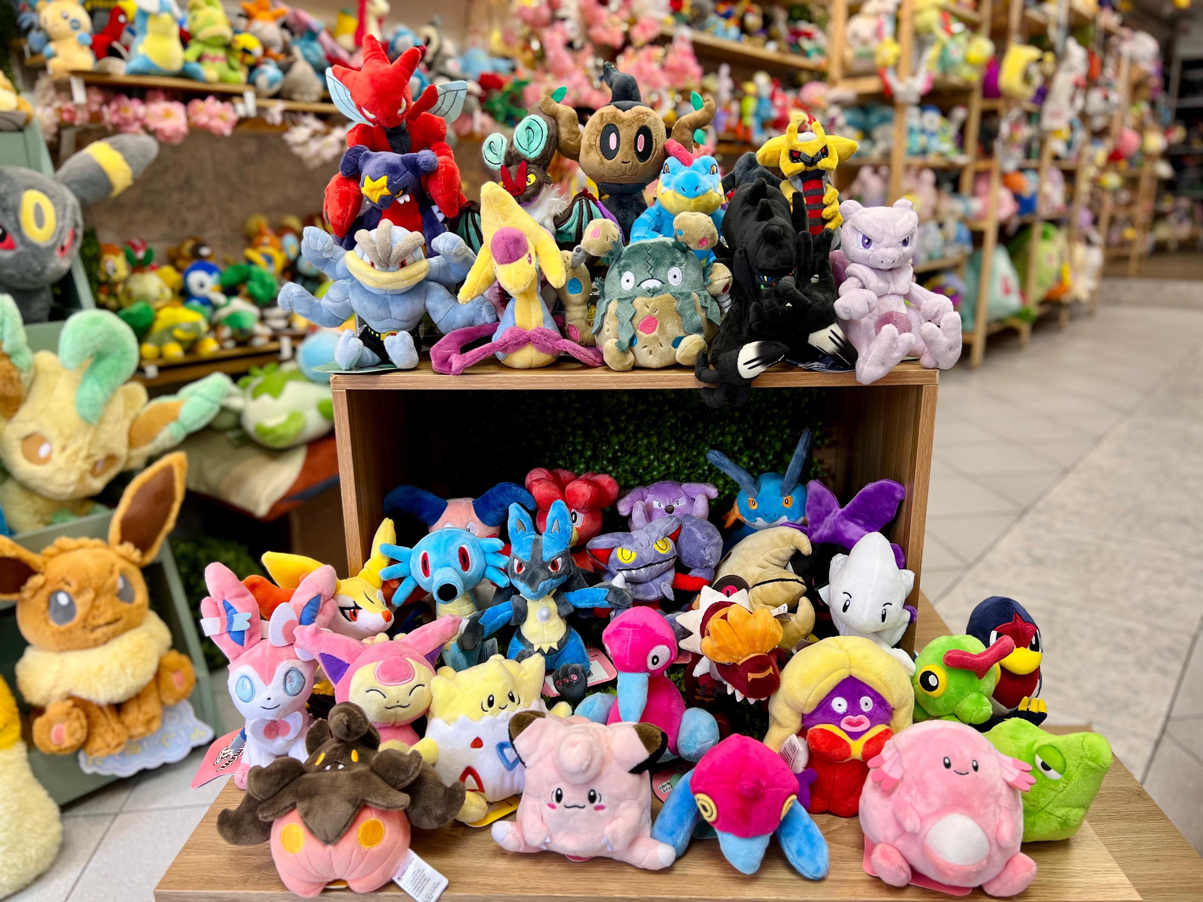 Mesa de exhibición con peluches Pokémon de diferentes series