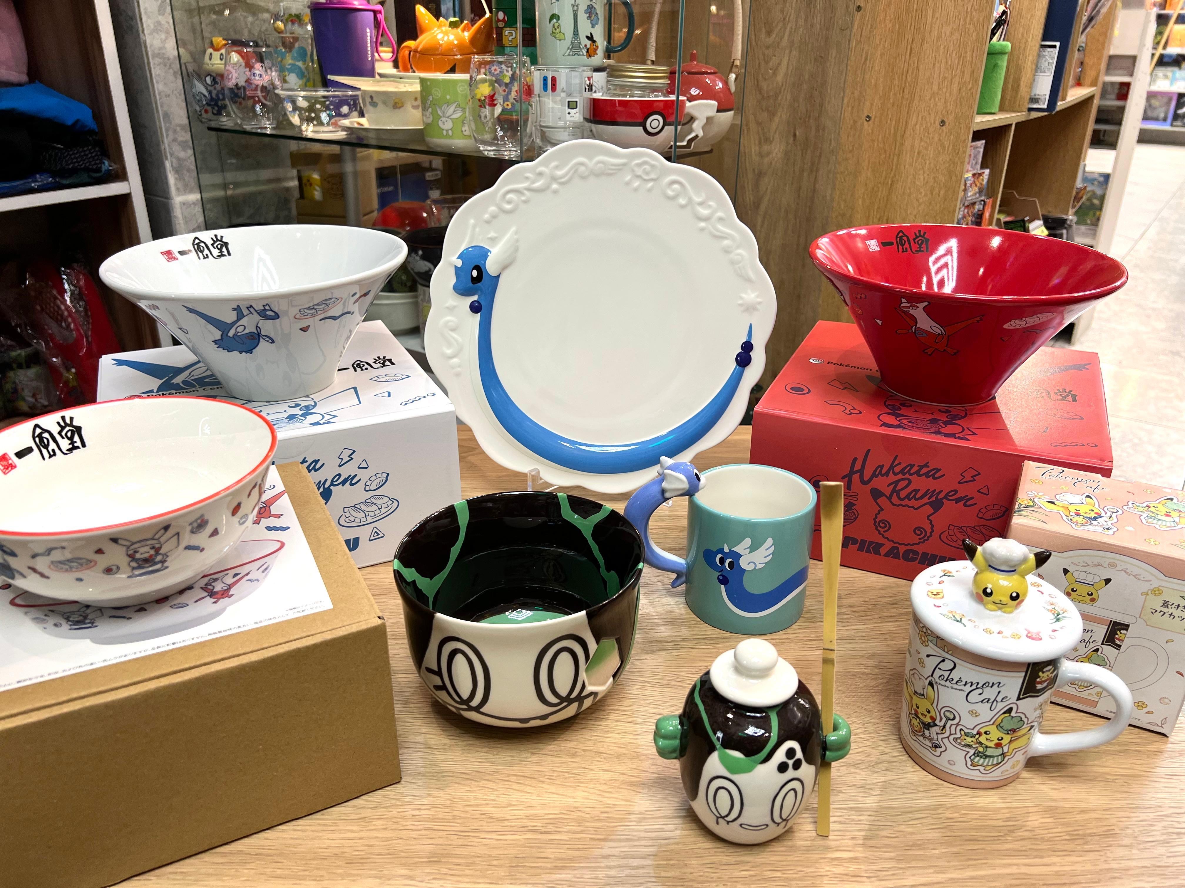 Tazas y vajilla Pokémon en exhibición