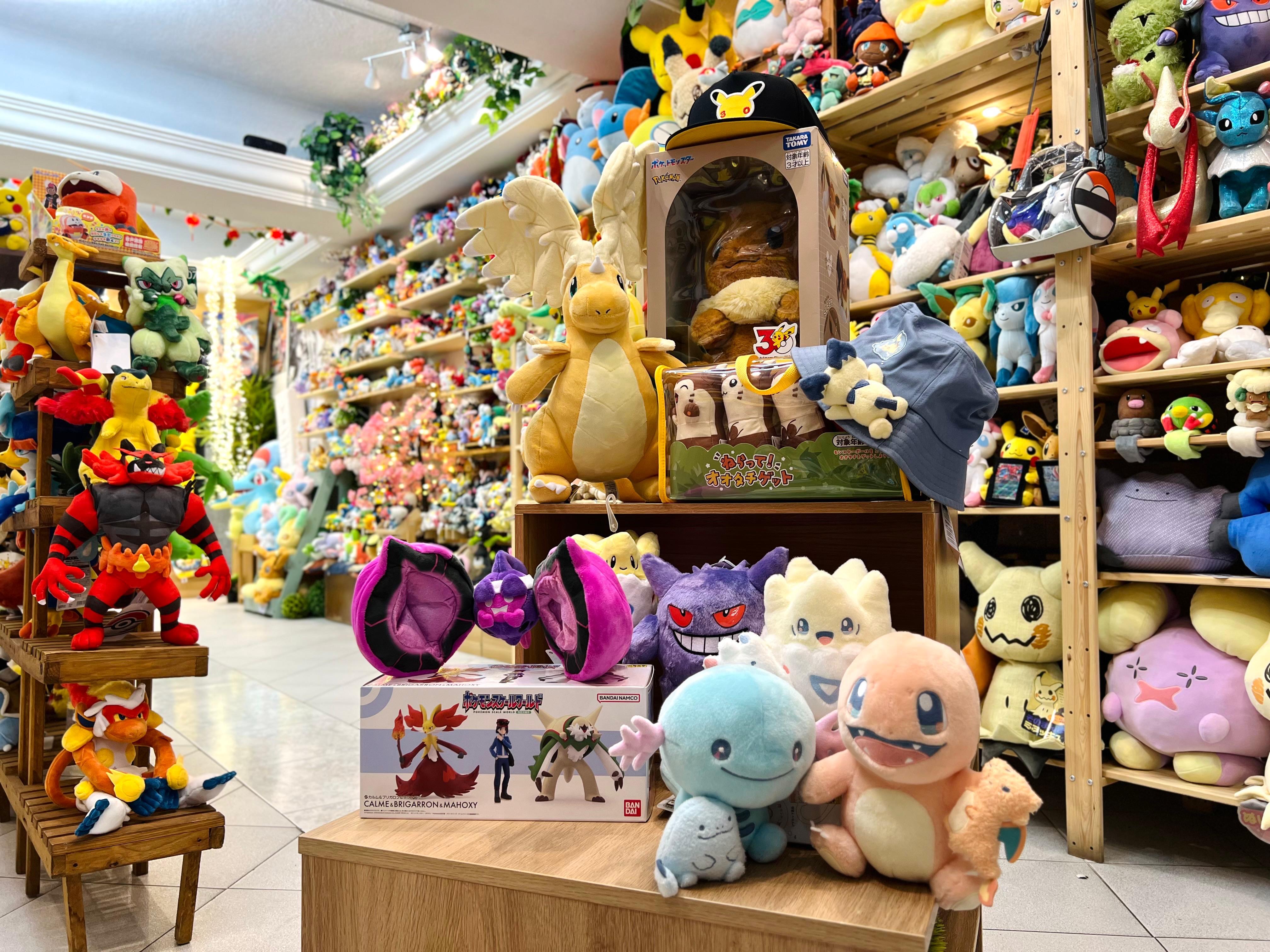Interior completo de Pikard Shop con pasillos llenos de peluches Pokémon