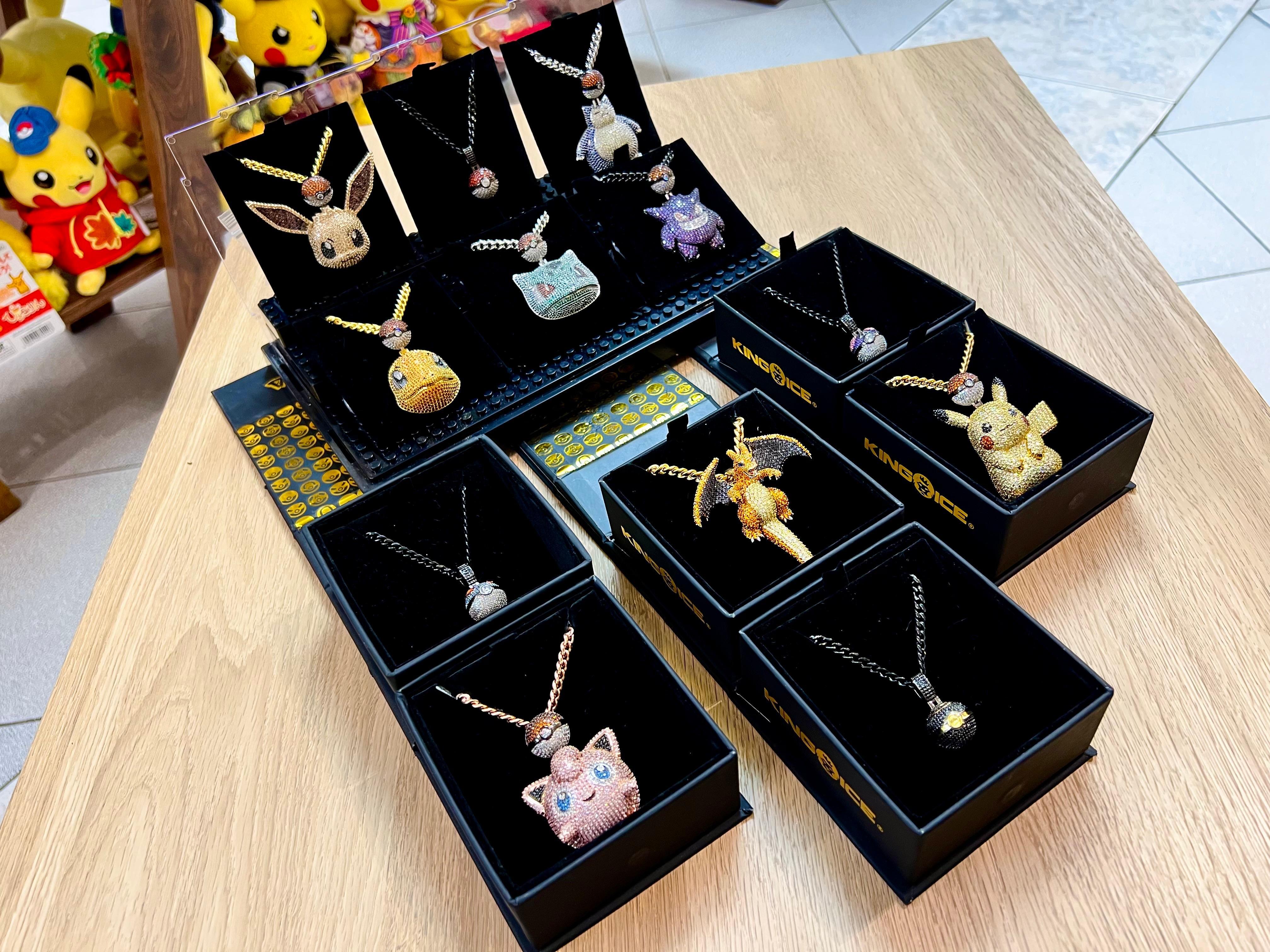 Collares Pokémon con cristales King Ice en cajas de exhibición