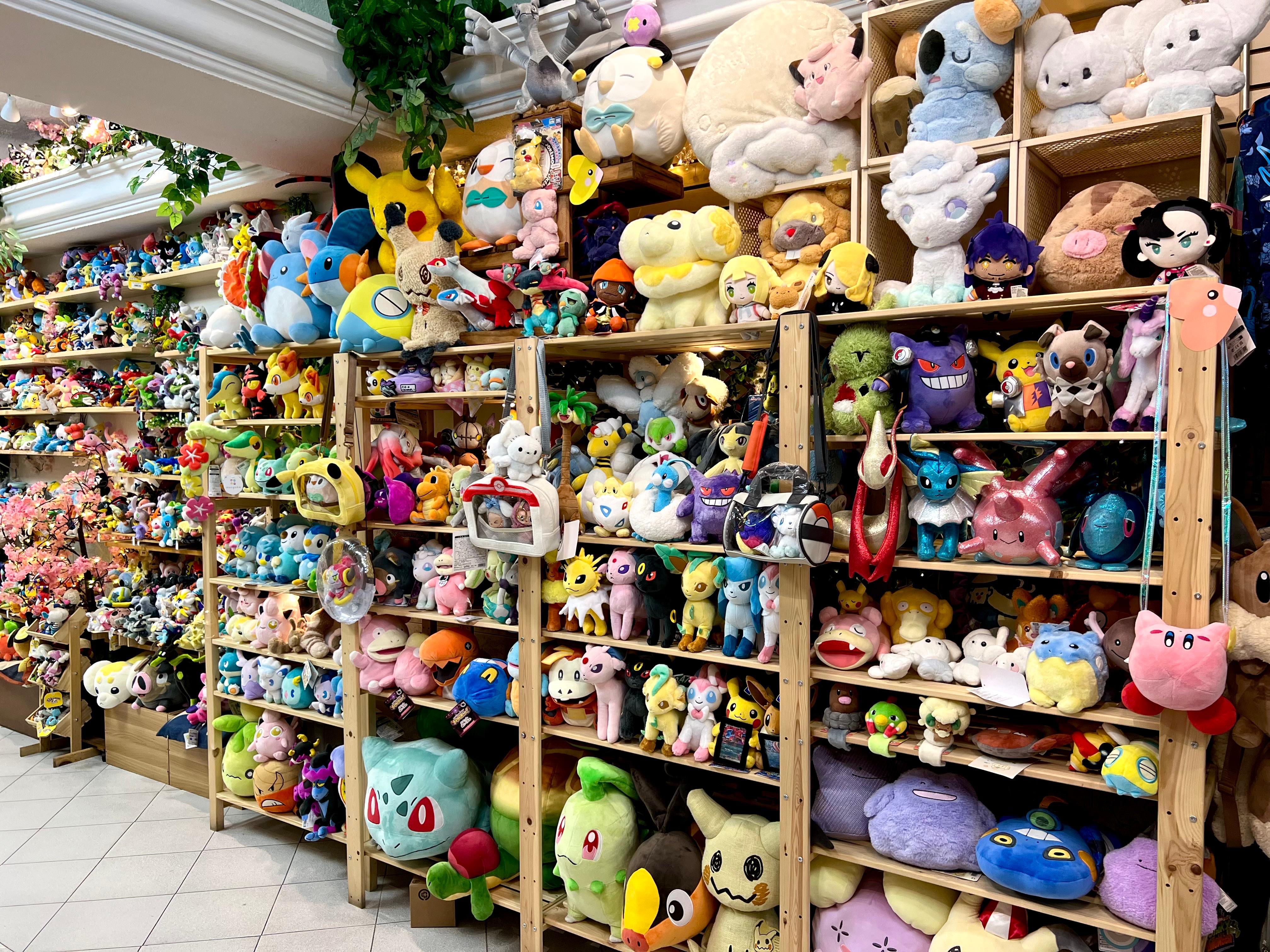 Interior de Pikard Shop Mex con cientos de peluches Pokémon en estantes