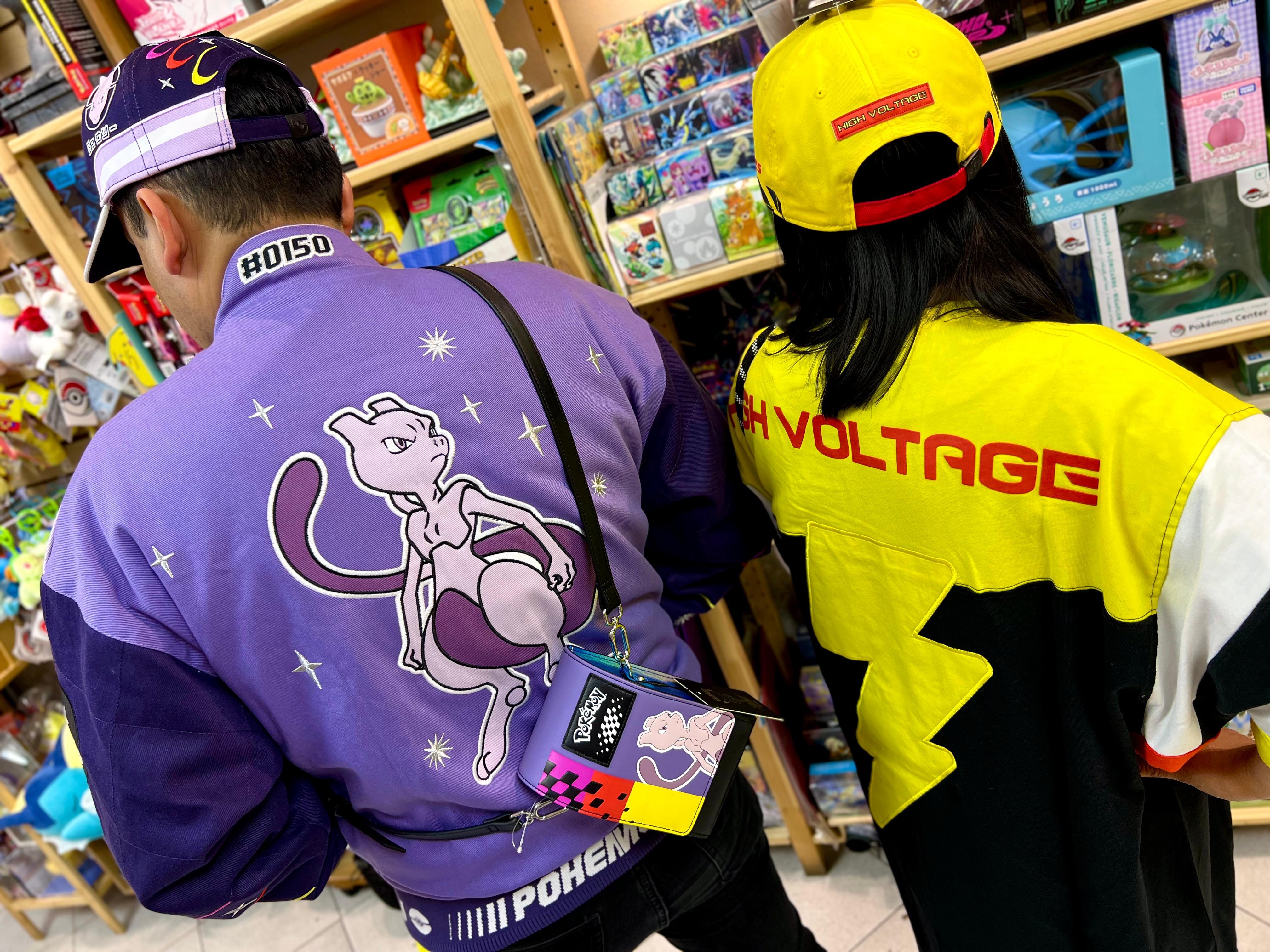Fans usando ropa Pokémon: chamarra Mewtwo y playera Pikachu High Voltage